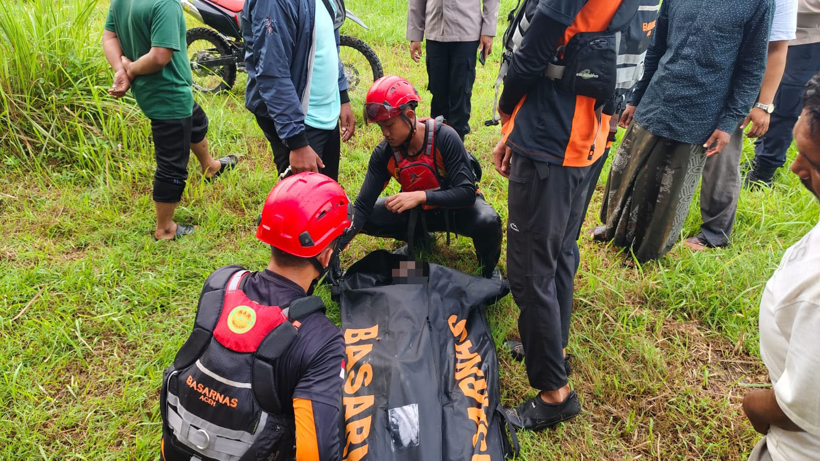 Korban tenggelam tiga hari lalu di aliran sungai Krueng Aceh, di bawah jembatan Reudeup-Jruek, Gampong (desa) Reudeup, Kecamatan Montasik, Kabupaten Aceh Besar, ditemukan sudah meninggal dunia, Rabu (15/5) pagi. (Waspada/Ist)