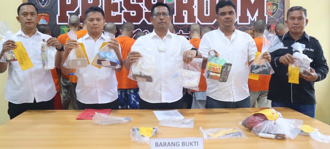 Kasat Resnarkoba AKP JH. Pasaribu mewakili Kapolres AKBP Yogen Heroes Baruno menyampaikan dalam siaran pers tentang pengungkapan kasus narkoba dalam Operasi Antik Toba 2024 di Mapolres, Jl. Jend. Sudirman, Rabu (22/5).(Waspada-Ist).