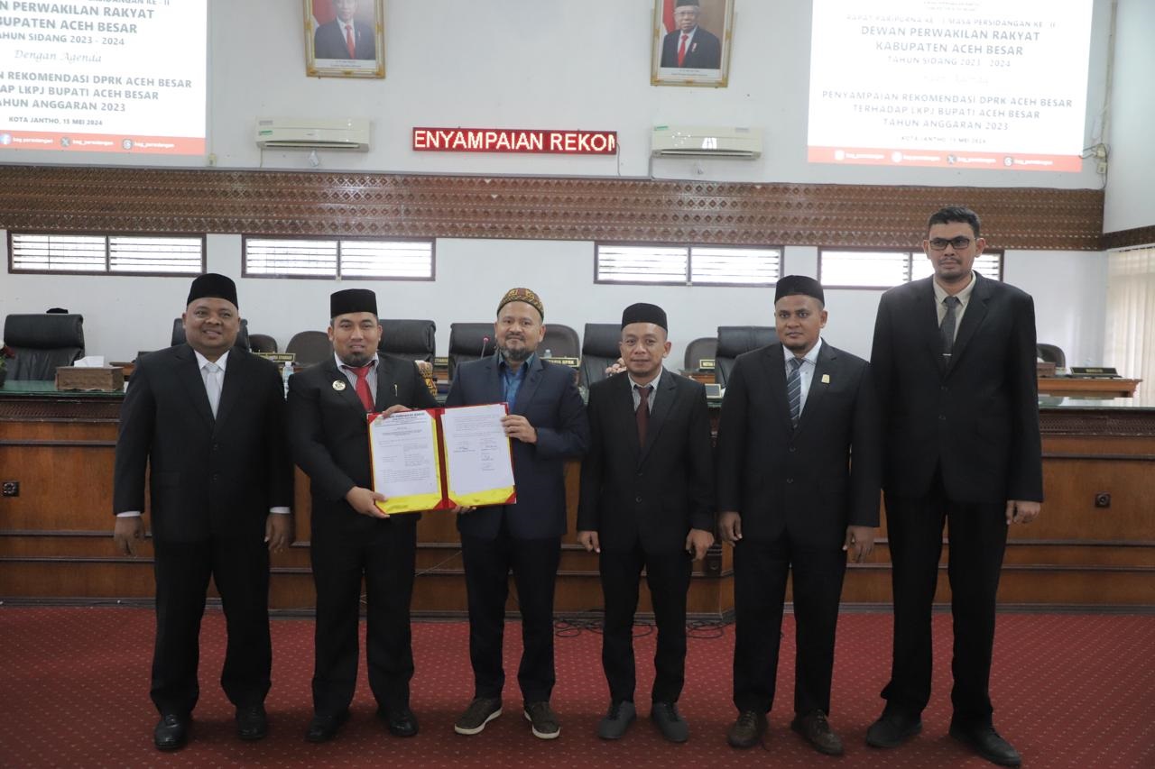 Penjabat Bupati Aceh Besar Muhammad Iswanto didampingi Ketua DPRK Aceh Besar Iskandar Ali SPd MSi, wakil Ketua DPRK Aceh Besar, dan pejabat terkait lainnya foto bersama pada kegiatan penutupan Rapat Paripurna DPRK Aceh Besar dengan agenda penyampaian Rekomendasi DPRK Aceh Besar terhadap Laporan Pertanggungjawaban Bupati Aceh Besar Tahun Anggaran 2023 di Gedung DPRK Aceh Besar, Rabu (15/5). (Waspada/Ist)