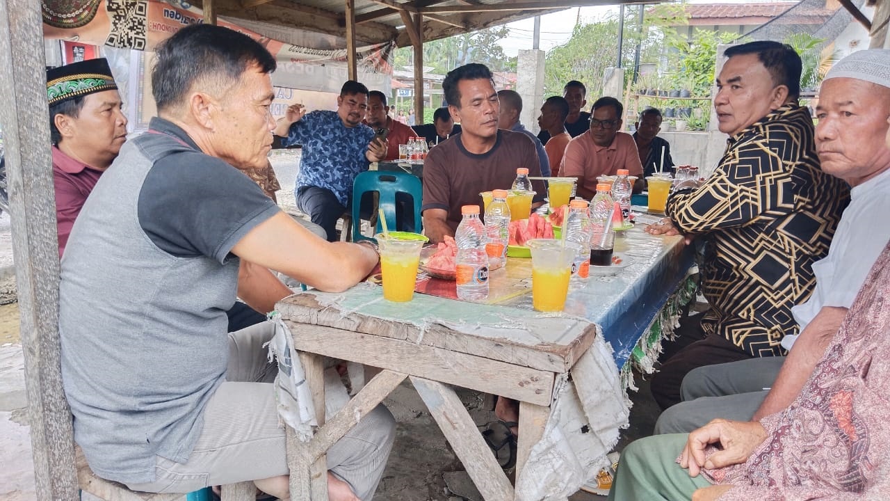 Bacabup Agara, Salim Fakhry saat berdialog dengan masyarakat dan para tokoh Desa Kuta Batu I. Waspada/Seh Muhammad Amin