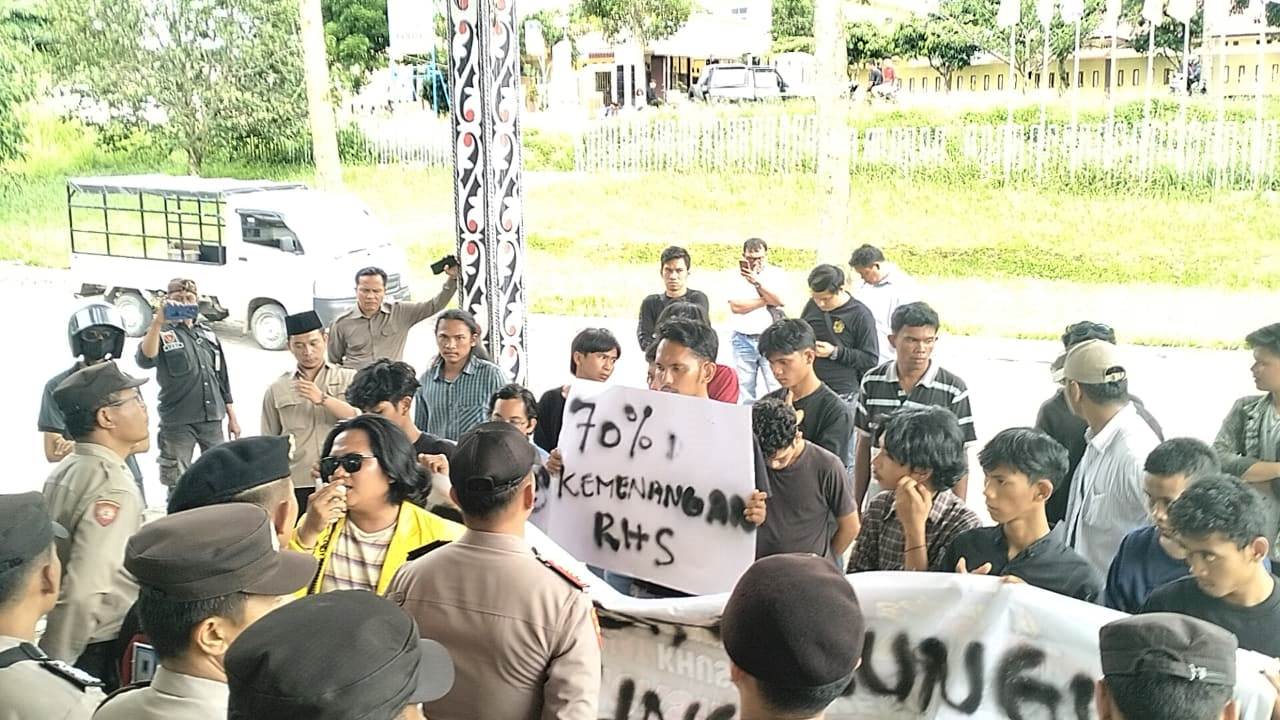 Tabur Bunga Dan Bakar Ban, Mahasiswa Aksi Jilid Dua Di Kantor KPU Simalungun