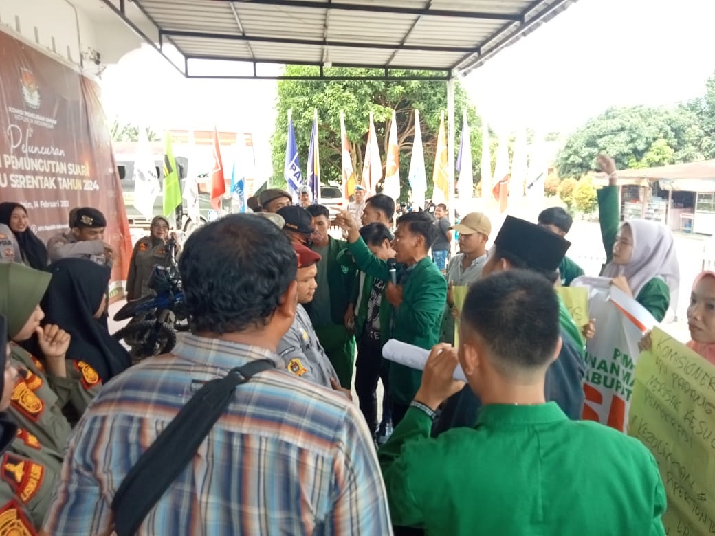 Demo Dugaan Pungli PPK Dan PPS, Komisioner KPU Palas Tugas Luar