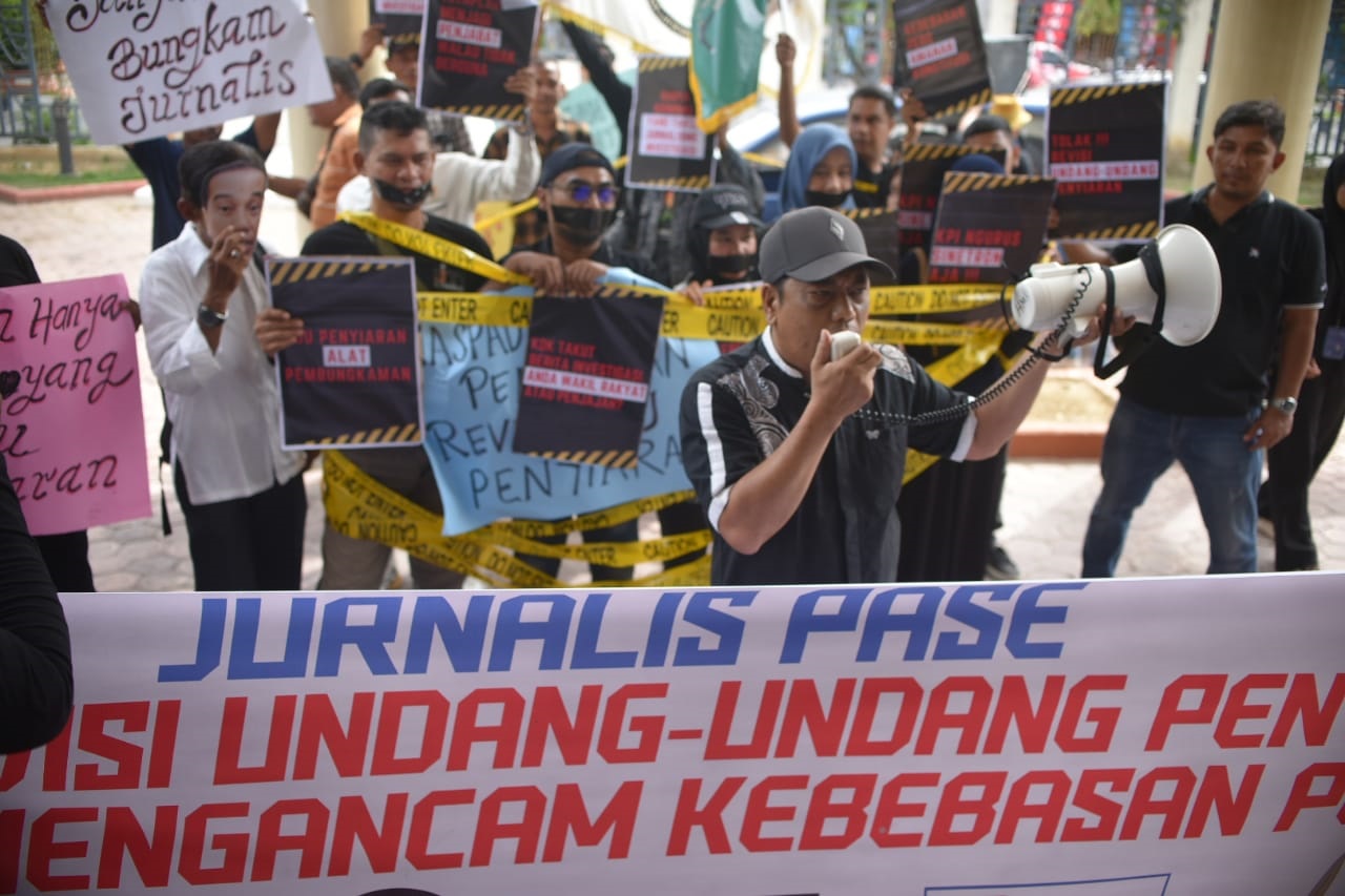 Digeruduk Aksi Tolak Revisi RUU Penyiaran, Anggota DPRK Lhokseumawe Kabur