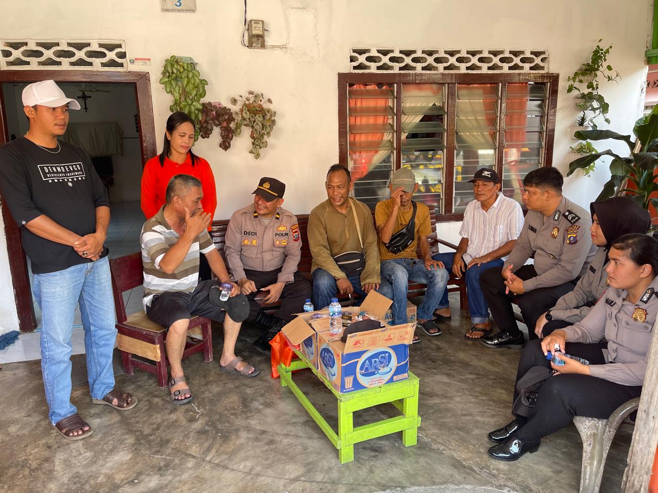 Personel Polres Sibolga yang tergabung dalam Tim Sub Satgas Preemtif dipinpin Ipda Dedi Kurniawan sedang melakukan penyuluhan dan sosialisasi di Kantor Buruh Kota Sibolga guna menyampaikan pesan-pesan keamanan guna mendukung situasi kamtibmas yang kondusif selama Peringatan Hari Buruh Nasional Tahun 2024 di Kota Sibolga. Waspada/ist