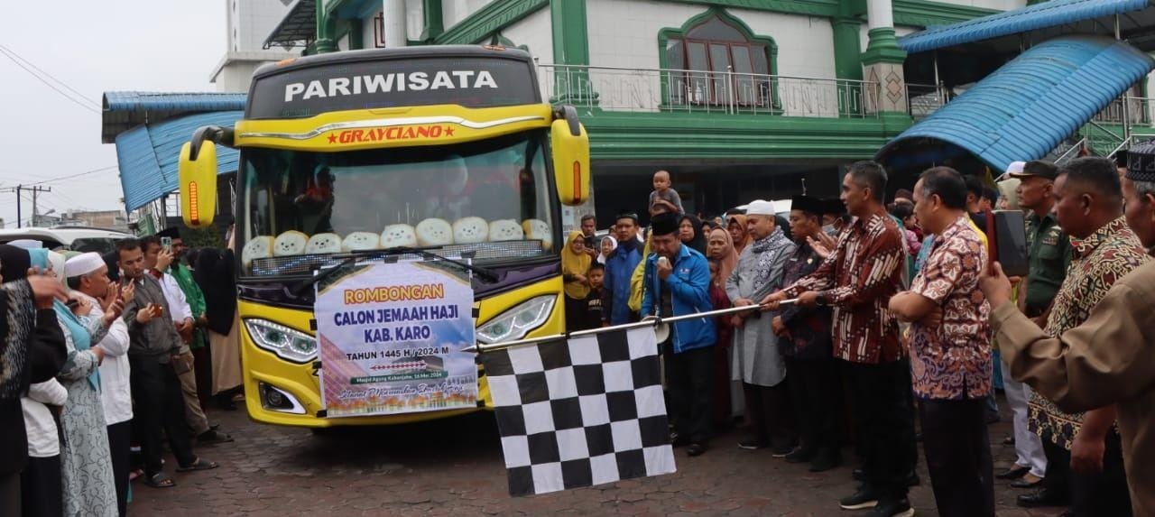 FORKOPIMDA Karo melepas Calhaj dari Masjid Agung Kabanjahe menuju Asrama Haji Medan. Waspada/ Micky Maliki.