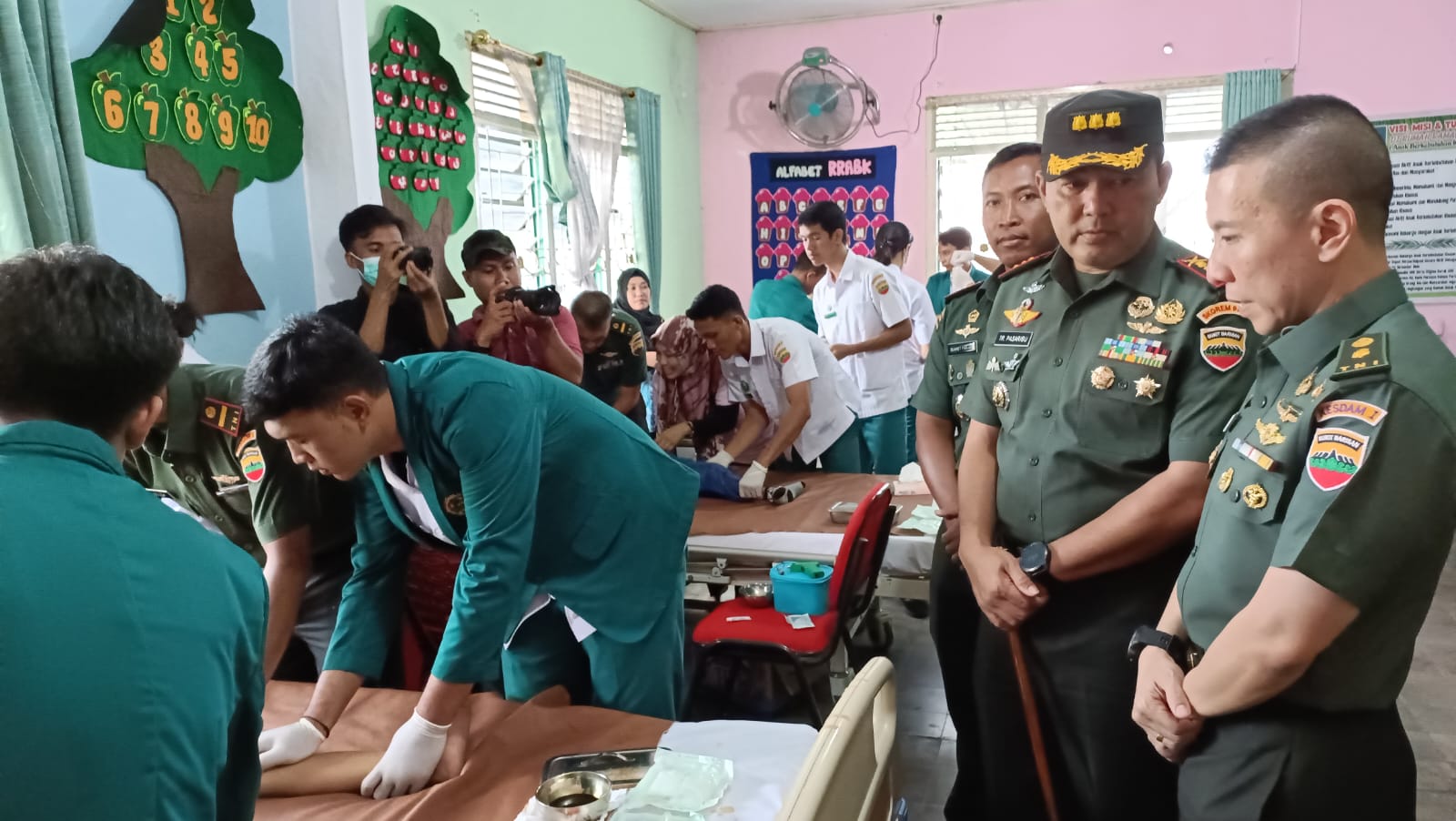 Komandan Korem 022/Pantai Timur, Kolonel Inf Tagor Rio Pasaribu, SE didampingi Kepala Rumah Sakit Tentara Pematangsiantar Mayor Ckm dr. Ivan Paulus Gunata, Sp.KJ, MARS, saat menghadiri kegiatan sunatan massal di Yayasan RRABK di Jalan Asahan Km 3.5 Nagori Pamatang Simalungun, Kec. Siantar, Kab. Simalungun, Kamis (23/5).(Waspada/ist)