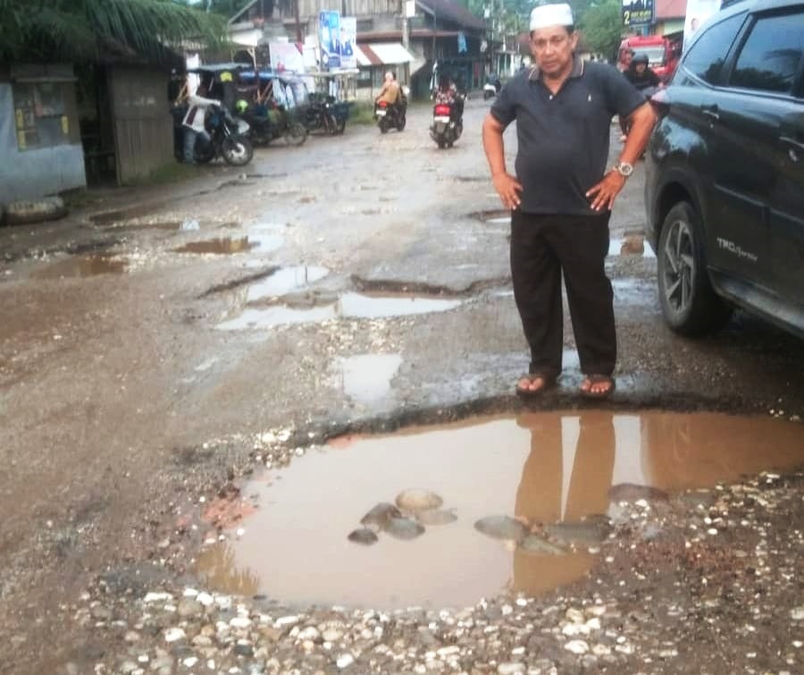 KIRANA Sitepu, salah seorang tokoh masyarakat di Pangkalansusu kecewa terhadap kondisi kerusakan jalan provinsi di daerahnya. Waspada/Ist