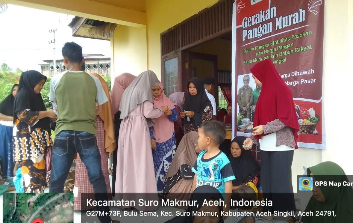 Masyarakat Kecamatan Suro terlihat sabar menanti menunggu antrian pengambilan paket sembako, di Kantor Kecamatan Suro Aceh Singkil, Rabu (15/5/2024). WASPADA/Dinas Pangan.