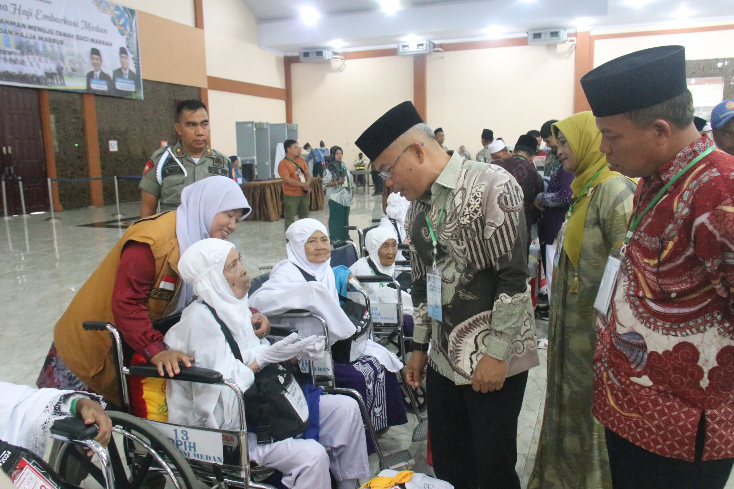 Sekda Palas, Arpan Nasution kembali mengingatkan jemaah calon haji supaya jmenaga kekompakan, dan kesehatan sebelum bertolak ke Bandara Kualanamu, ketika di Asrama Haji Medan. (Waspada/Ist)