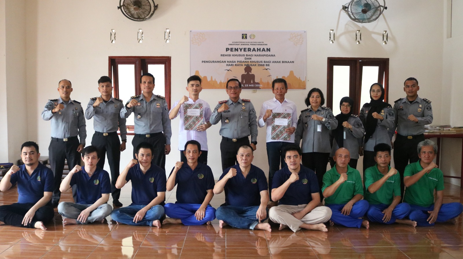 Kalapas Kelas IIA P.Siantar, M.Pithra Jaya Saragih dan lainnya foto bersama dengan narapidana yang memperoleh remisi Hari Raya Waisak, Kamis (23/5).(Waspada/ist)