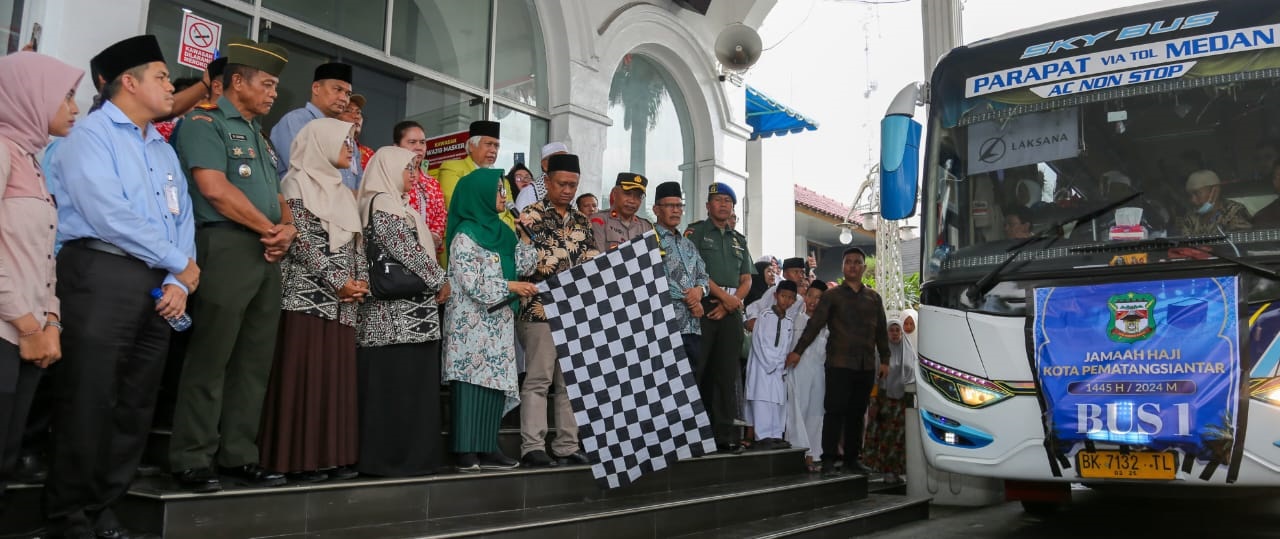 Wali Kota Susanti Dewayani mengangkat bendera sebagai tanda melepas keberangkatan 198 jamaah Calhaj Pematangsiantar dari halaman Balai Kota, Jl. Merdeka, Kamis (16/5) sore.(Waspada-Ist)