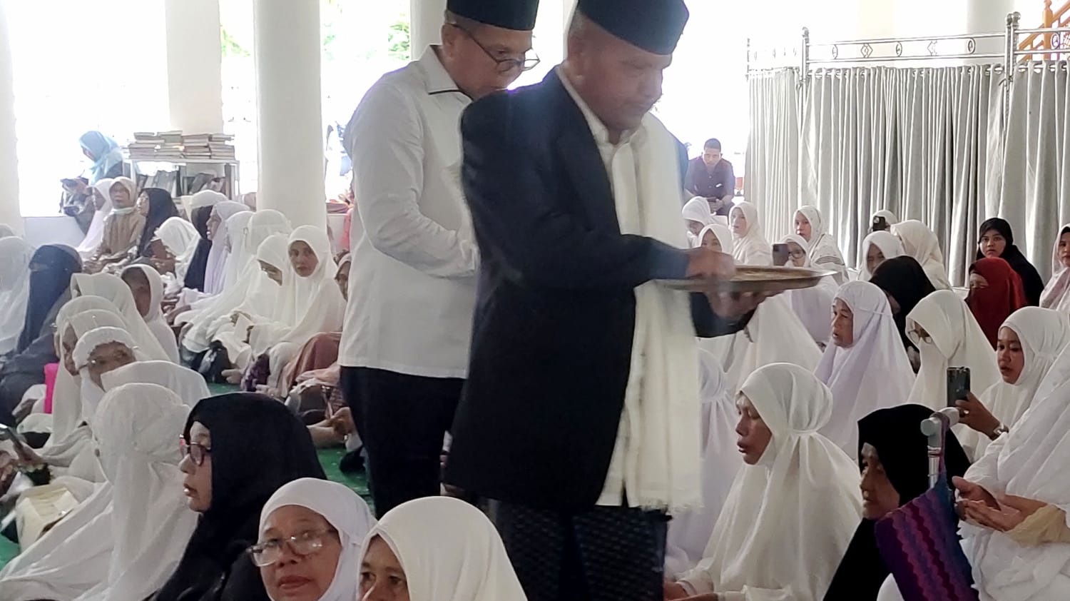 Seorang ulama sedang mempeusijuek (tepung tawari) Calhaj asal Kabupaten Pidie di Masjid Agung Al Falah, Kota Sigli, Jumat (17/5) Waspada/Muhammad Riza