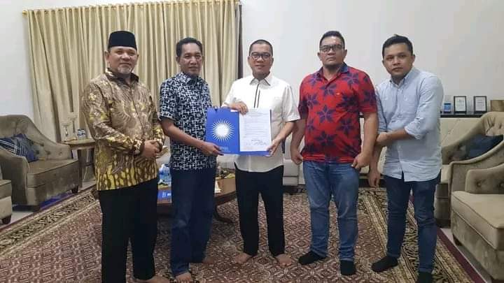 Bakal Calon Bupati Agara H. Raidin Pinim menerima dukungan dan rekomendasi dari DPP PAN. Waspada/Ist