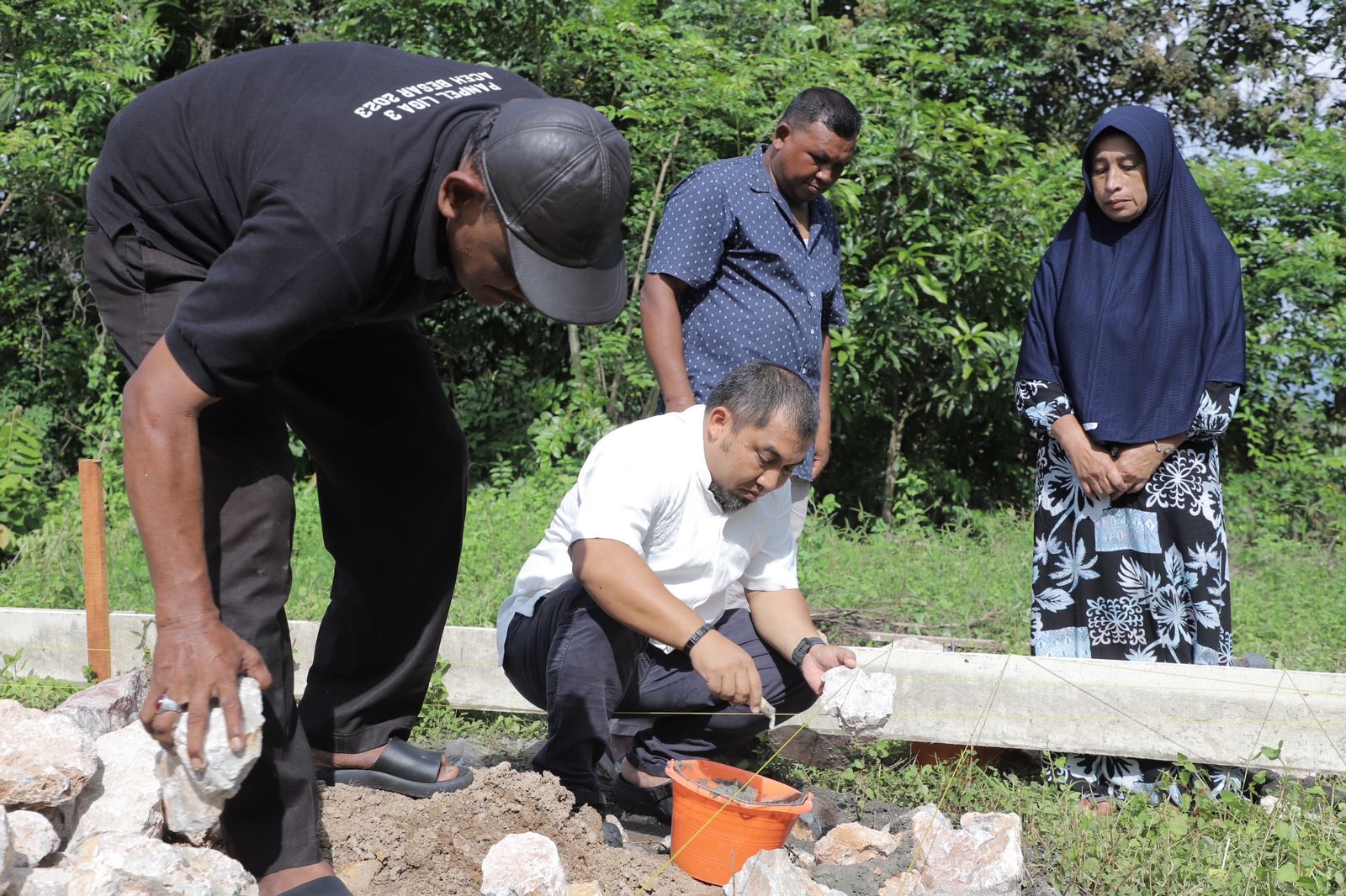 Pj Bupati Aceh Besar Muhammad Iswanto melakukan peletakan batu pertama pembangunan rumah Aminah, yang berdomisili di Gampong Bukit Meusara, Kecamatan Kota Jantho, Jumat (17/5)