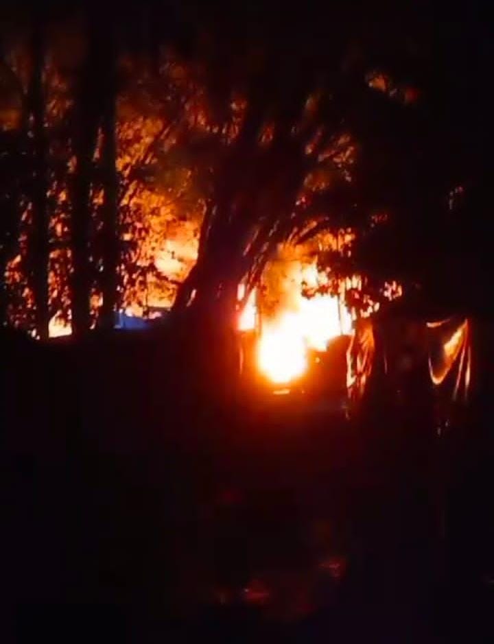 Tampak kebakaran hebat terjadi di sumur minyak ilegal, Gampong Alue Canang, Kabupaten Aceh Timur, Kamis (30/5) malam. Waspada/Ist.