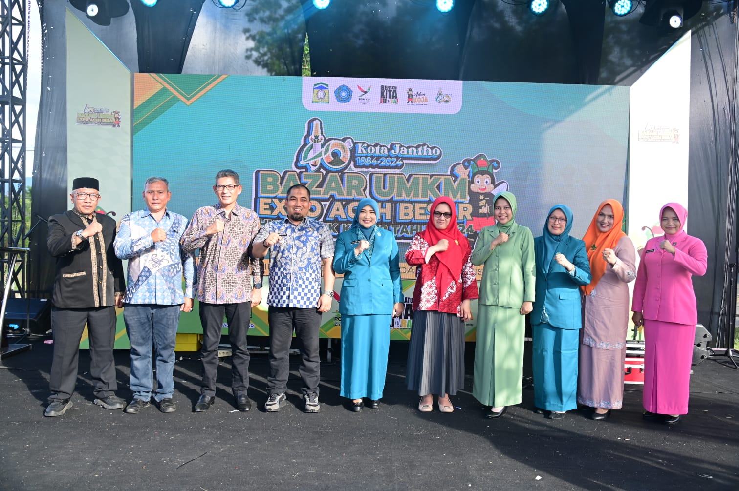 Pj Bupati Aceh Besar, Muhammad Iswanto foto bersama dengan pengurus TP PKK Aceh Besar usai pembukaan ceremony Bazar UMKM Expo Aceh Besar di Lapangan JSC Kota Jantho, Aceh Besar, Kamis (30/5).) (Waspada/Ist)