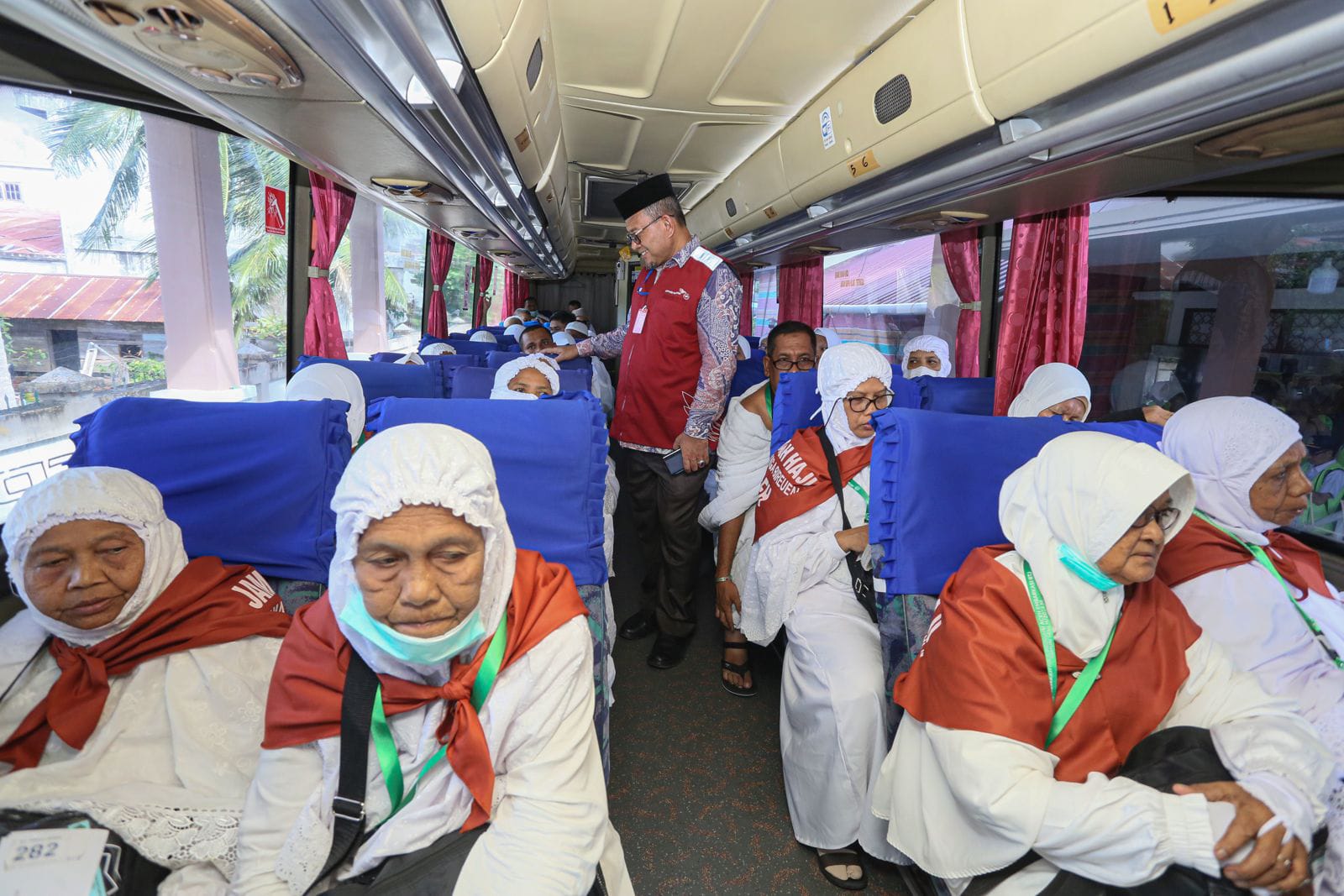 Jamaah haji Kloter 02 asal Kabupaten Bireuen bersiap-siap menuju Bandara untuk diberangkatkan ke Jeddah, Arab Saudi, Kamis (30/05/24) malam.(Waspada/T.Mansursyah)