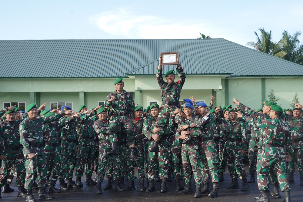 Sertu Rasuli Kurniawansyah diangkat rekan-rekannya sesaat menerima Piagam Penghargaan dari Danrem 022/PT atas prestasinya dalan upaya penurunan angka stunting di wilayah binaannya, Jumat (17/5).(Waspada/ist).