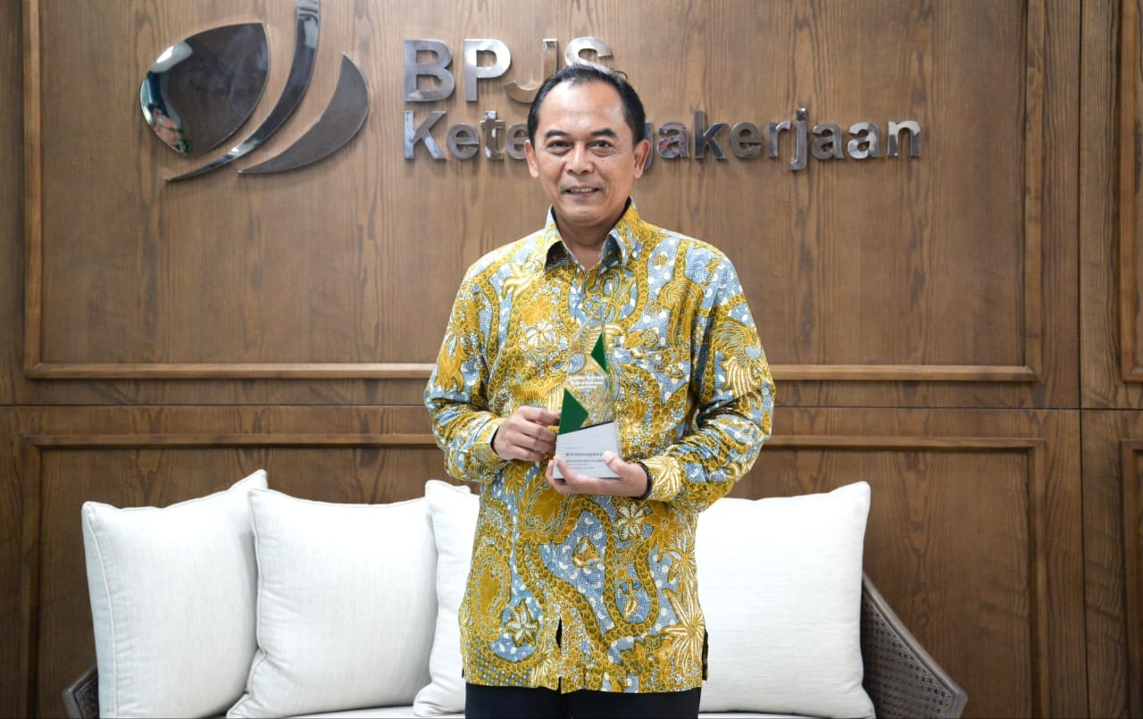 Direktur Umum dan SDM BPJS Ketenagakerjaan Abdur Rahman Irsyadi saat menerima piagam penghargaan Best Nation Wide Collaboration dari Grab Indonesia. Waspada/ist.