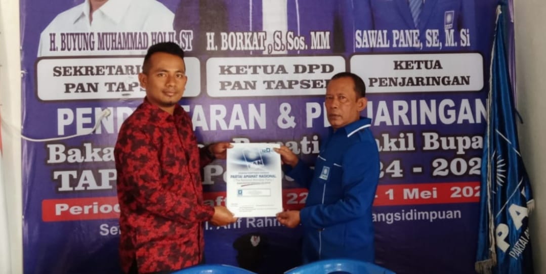 Mukmin Saleh Siregar diwakili Yusnar Gultom, S.Pd ( kiri) menyerahkan berkas pendaftaran Mukmin Saleh Siregar sebagai Balon Bupati dan diterima Harry Siregar dari Tim Pilkada DPD PAN Tapsel, Rabu (1/5). Waspada/ist.