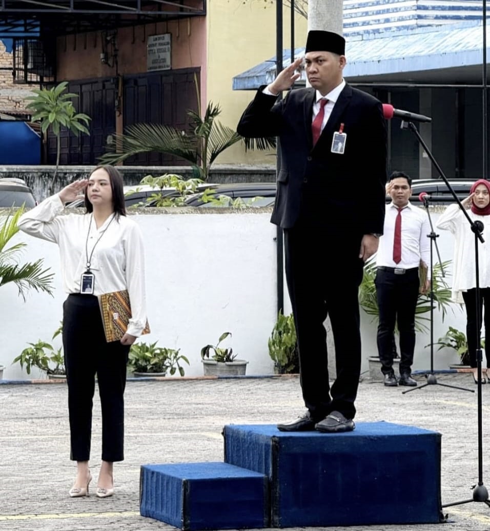 Branch Office Head BRI Lubukpakam, Muhammad Maltha Agustira saat memimpin upacara Harkitnas 2024. (Waspada/ist).