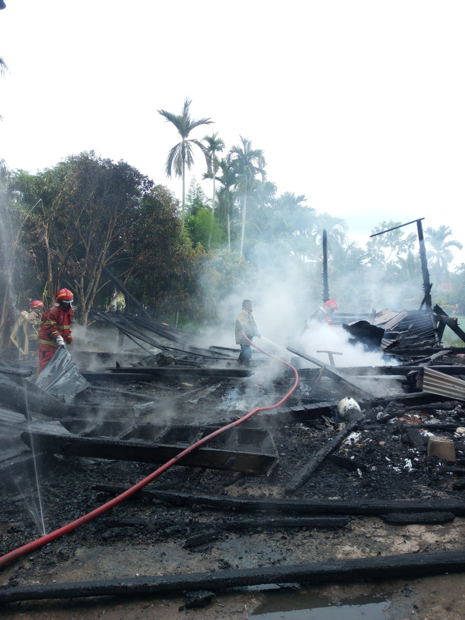 Rumah konstruksi kayu milik seorang nelayan di Gampong (desa) Data Makmur, Kecamatan Blang Bintang, Kabupaten Aceh Besar, musnah terbakar, Senin (20/5). (Waspada/Ist)