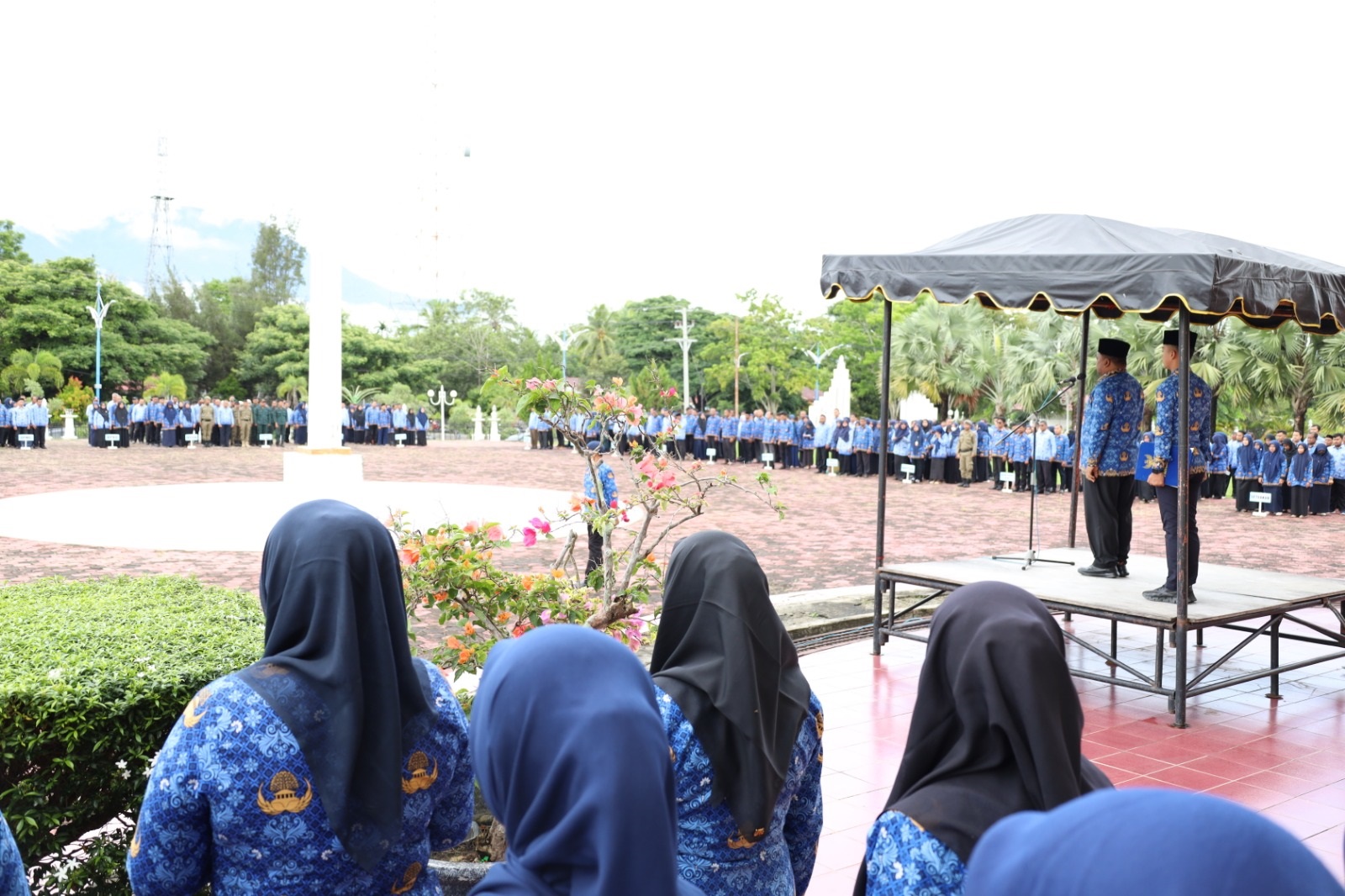 Peserta Upacara Peringatan Harkitnas ke-116 tahun bersama para ASN dalam lingkup Pemkab Aceh Besar di Halaman Kantor Bupati Aceh Besar, Kota Jantho, Senin (20/5). (Waspada/Ist)