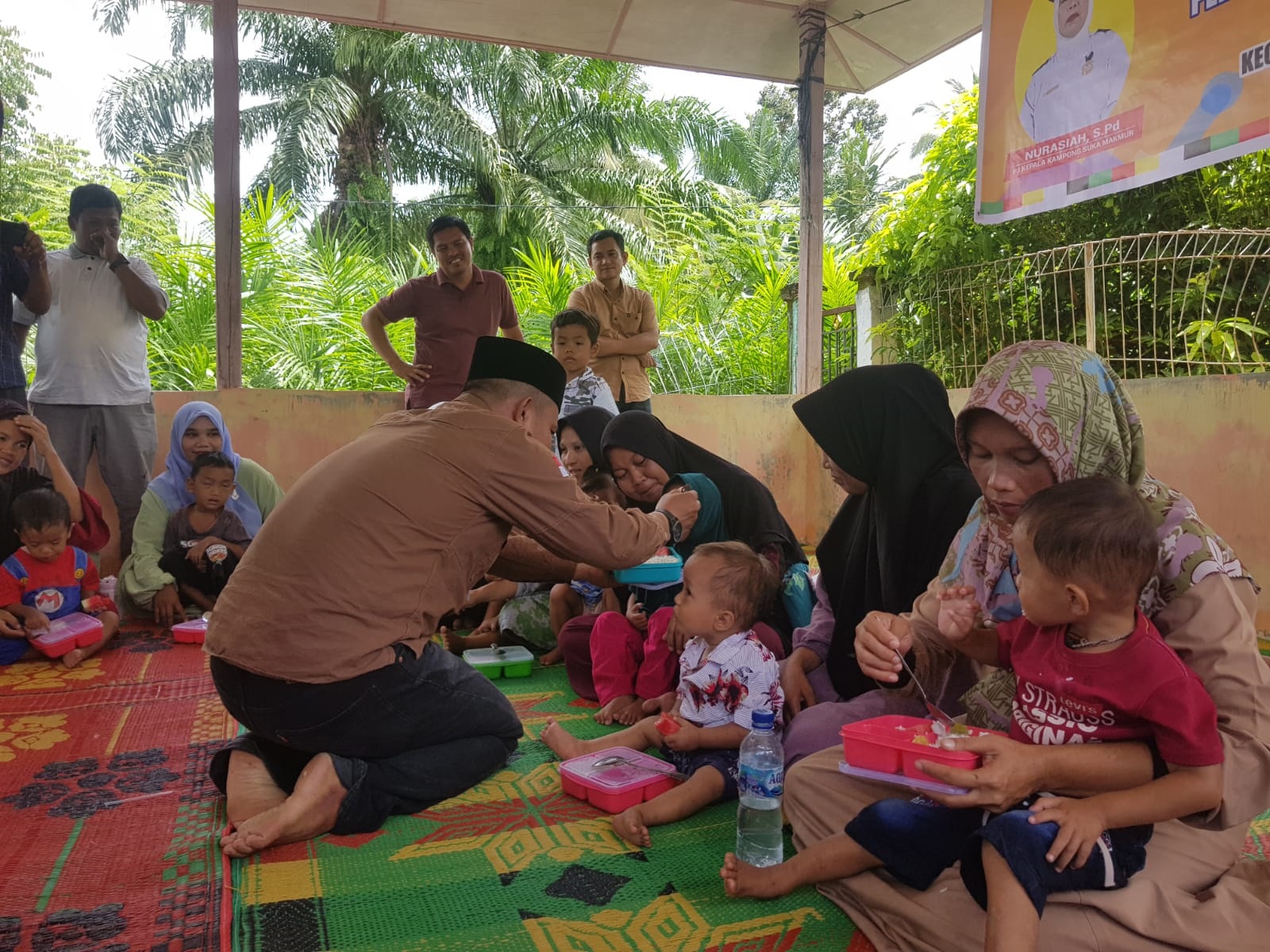 SATGAS Stunting Prov. Aceh, Tarmizi menyuapkan makanan kepada seorang anak stunting. (Waspada/Khairul Boangmanalu)