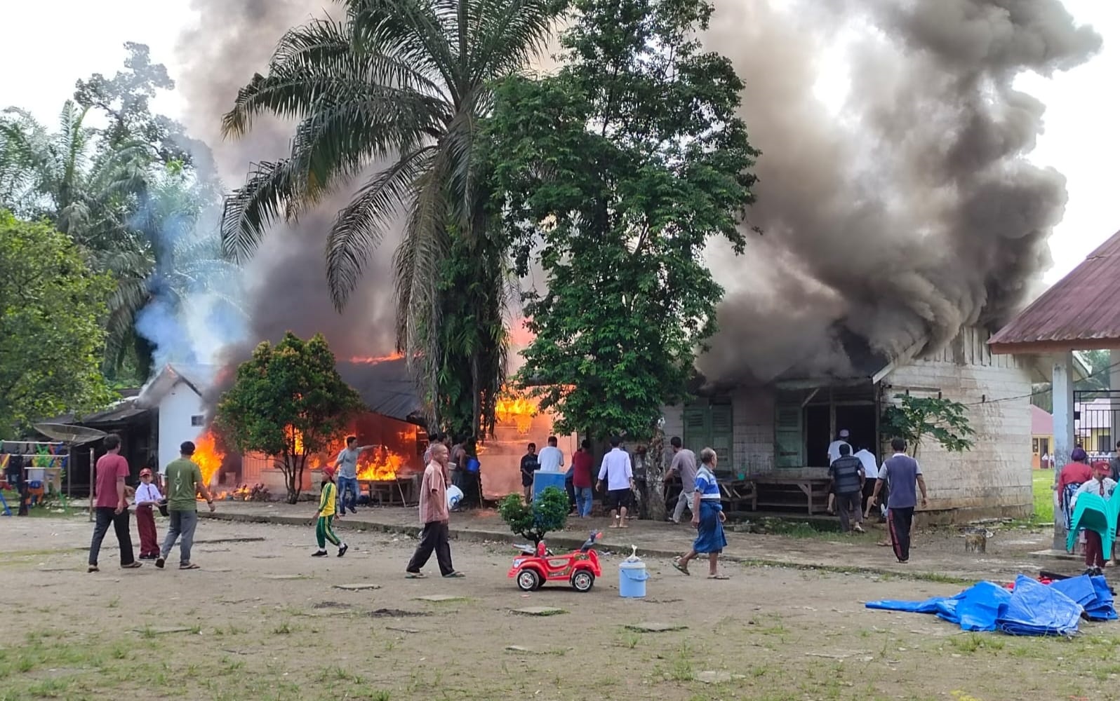 Sekolah Dasar (SD) Negeri 0801 Pinarik dilalap si jago merah, beberapa bangunan sekolah habis terbakar, termasuk ruang belajar juga perumahan guru, Selasa (21/5). Waspada/Ist