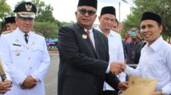 Pj Gubernur Aceh H Bustami Hamzah didampingi Pj Bupati Drs Azmi saat menyerahkan SK Guru Dayah di Perbatasan Kecamatan Danau Paris, pada momen HUT ke-25 Aceh Singkil. WASPADA/Ariefh