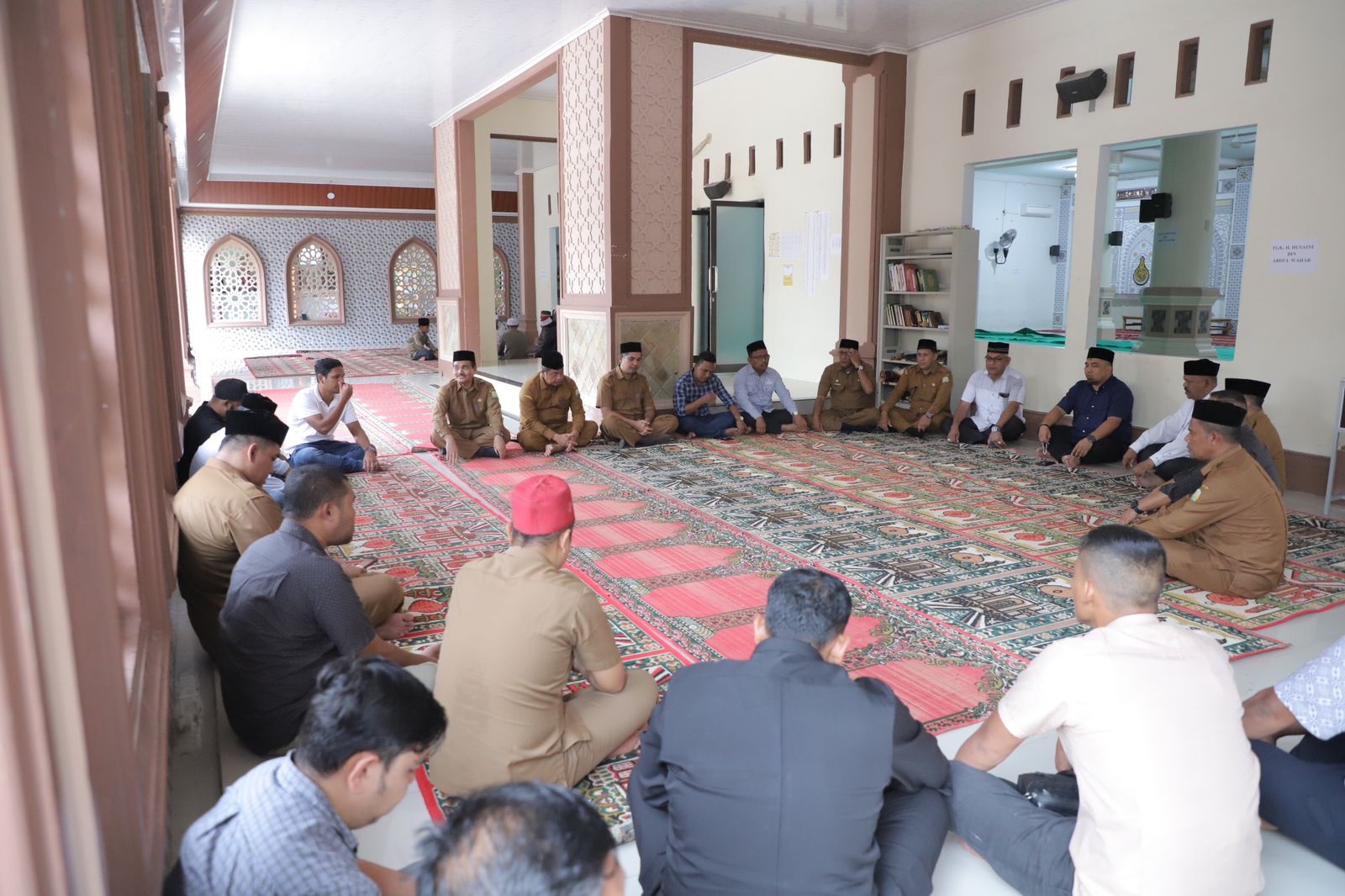 Penjabat (Pj) Bupati Aceh Besar Muhammad Iswanto bersama istri serta jajaran pimpinan OPD Pemkab Aceh Besar, bertakziah ke rumah Alm Tgk Husaini bin Abdul Wahab atau akrab disapa Waled Husaini, Selasa (21/5) petang. (Waspada/Ist)