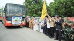 Sekda Palas Arpan Nasution S.Sos memberangkatkan 276 Calhaj Palas 2024 dari Masjid Agung Al Munawwarah Sibuhuan menuju Asrama Haji Medan, Selasa (21/5). Waspada/Ist