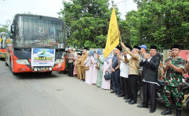 Sekda Palas Arpan Nasution S.Sos memberangkatkan 276 Calhaj Palas 2024 dari Masjid Agung Al Munawwarah Sibuhuan menuju Asrama Haji Medan, Selasa (21/5). Waspada/Ist