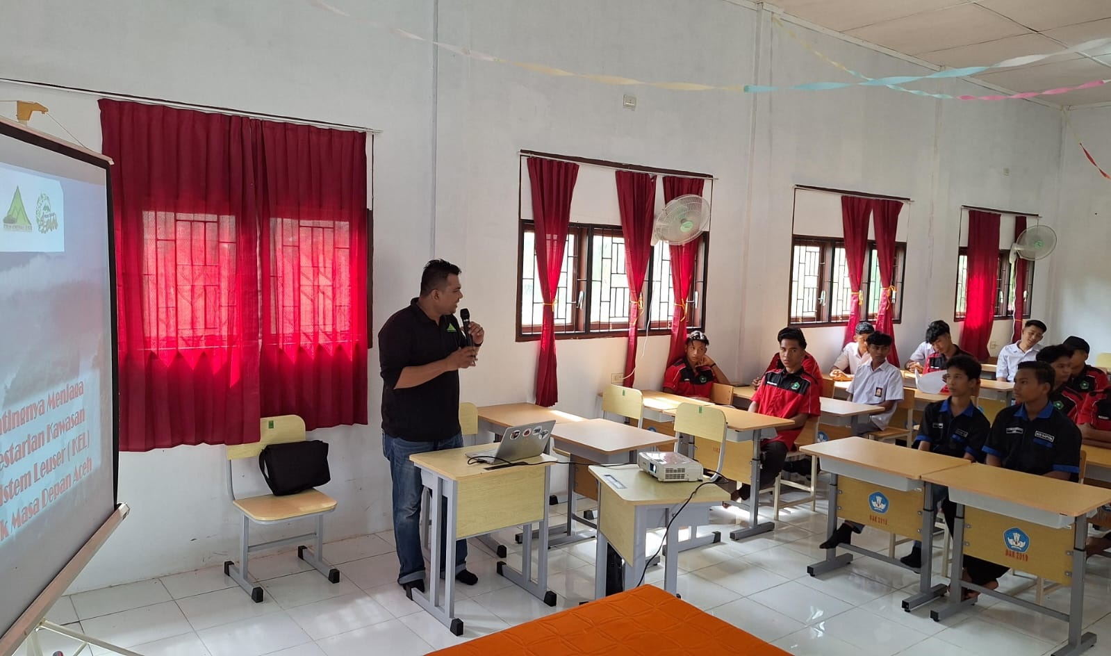 Supervisor Edukasi FKL, Feri Irawan, menyampaikan materi lingkungan dalam Edukasi Pelestarian Ekosistem Leuser di SMKN 1 Peureulak, Aceh Timur, Rabu (22/5). Waspada/H. Muhammad Ishak