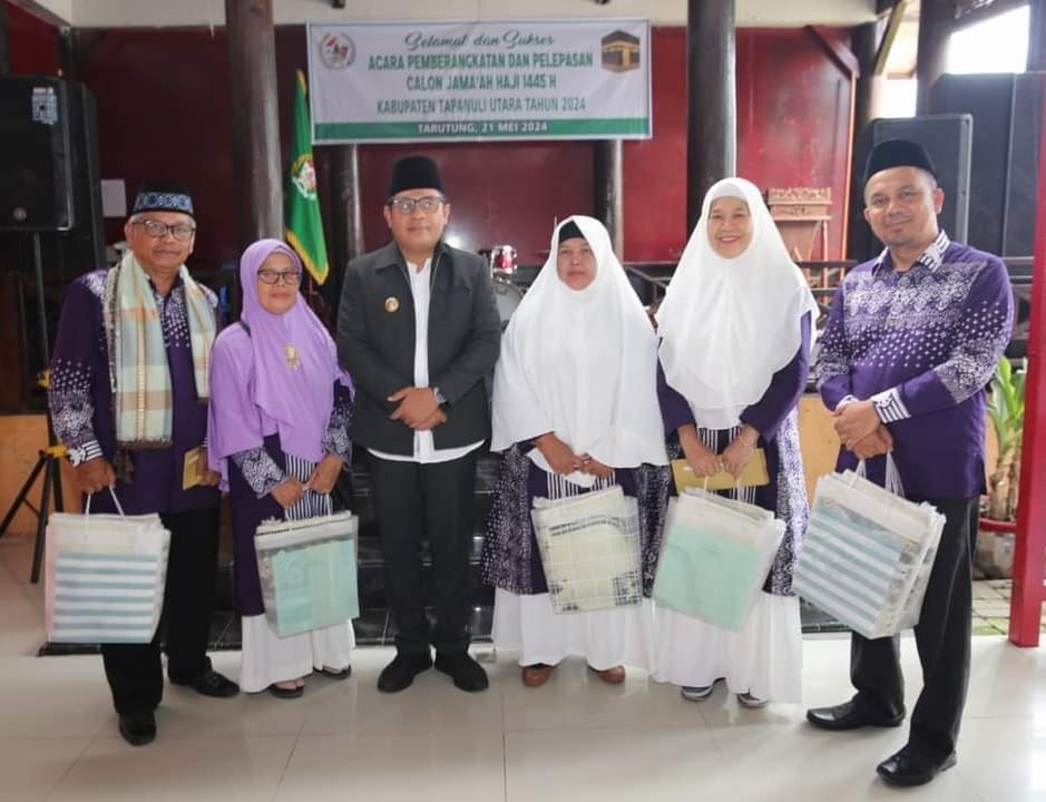 Pj Bupati Taput, Dimposma Sihombing foto bersama jamaah calon haji saat acara pemberangkatan di Sopo Rakyat Rumah Bupati Tapanuli Utara, Selasa (21/5). Waspada/ist