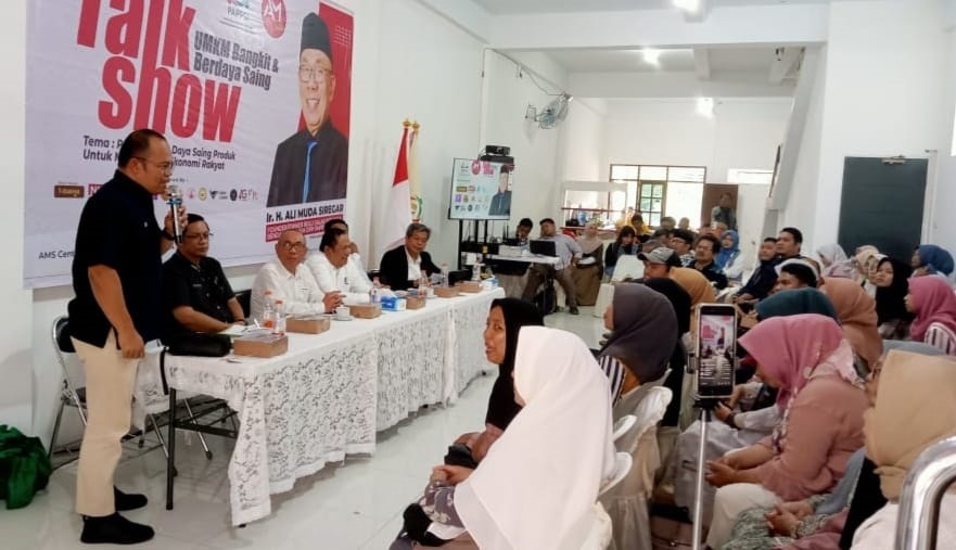 Kepala BPJS Ketenagakerjaan Cabang Padangsidimpuan, Eris Aprianto saat menjelaskan manfaat program BPJS Ketenagakerjaan kepada pelaku UMKM dalam acara Talkshow Peningkatan UMKM di Padangsidimpuan, Selasa (21/6). Waspada/Ist