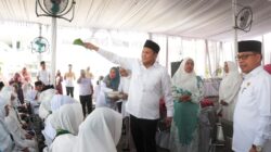 Bupati Sergai H. Darma Wijaya didampingi Wabup Sergai H. Adlin Tambunan tepung tawar calon jamaah haji Sergai. Waspada/ist