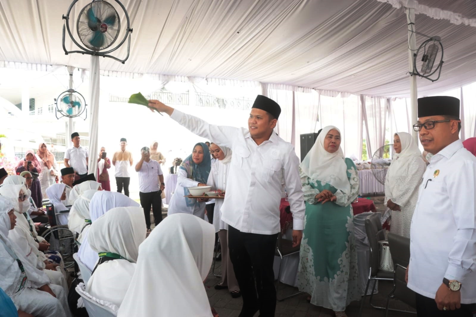 Bupati Sergai H. Darma Wijaya didampingi Wabup Sergai H. Adlin Tambunan tepung tawar calon jamaah haji Sergai. Waspada/ist