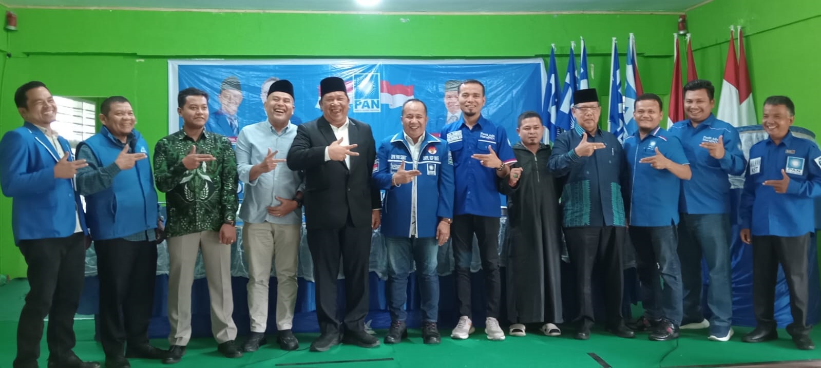 Pengurus DPW dan DPD PAN berfoto bersama Balon Wali Kota dan Wakil Wali Kota Padangsidimpuan. (Waspada/Sukri Falah Harahap)