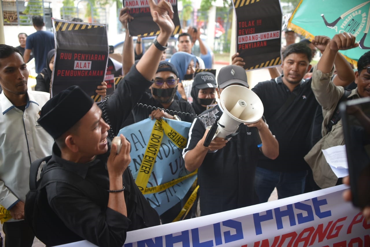 Digeruduk Aksi Tolak Revisi RUU Penyiaran, Anggota DPRK Lhokseumawe Kabur