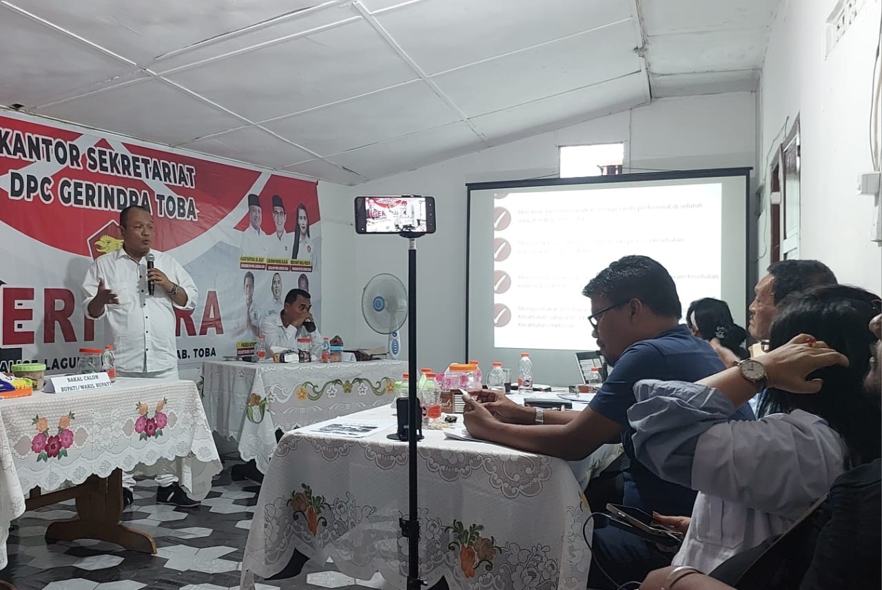 Bakal Calon Bupati Toba, Dr Robinson Sitorus, SH, MH saat paparan visi dan misi di hadapan tim penjaringan DPC Partai Gerindra, Kamis (23)5). Waspada/Ramsiana Gultom