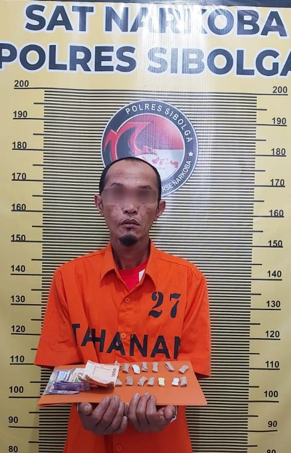 MDBM Alias D, 48, warga Jalan Bangau, Kelurahan Aek Manis, Kecamatan Sibolga Selatan Kota Sibolga ditahan Polres Sibolga karena kasus penyalahgunaan narkoba jenis Ganja. Waspada/ist