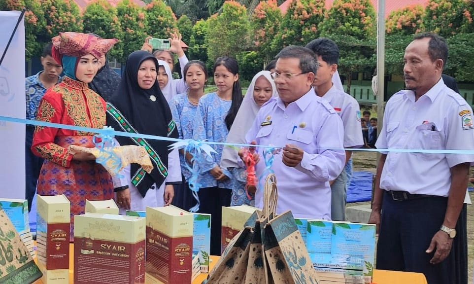 Kadisdikbud Edi Widodo didampingi Kepala Sekolah SMPN 3 Gunung Meriah Suriadi, saat pemotongam pita puluncuran buku cerpen Antalogi, di Halaman Sekolah SMPN 3 Gunung Meriah, Rabu kemarin. WASPADA/Ist