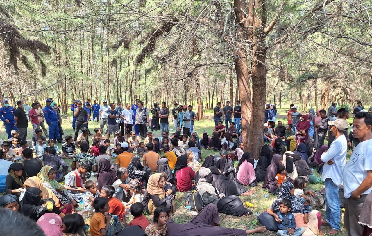 Sebanyak 137 etnis Rohingya dikumpulkan saat mendarat di Kuala Parek, Sungai Raya, Aceh Timur, Kamis (1/2) lalu. Waspada/H. Muhammad Ishak