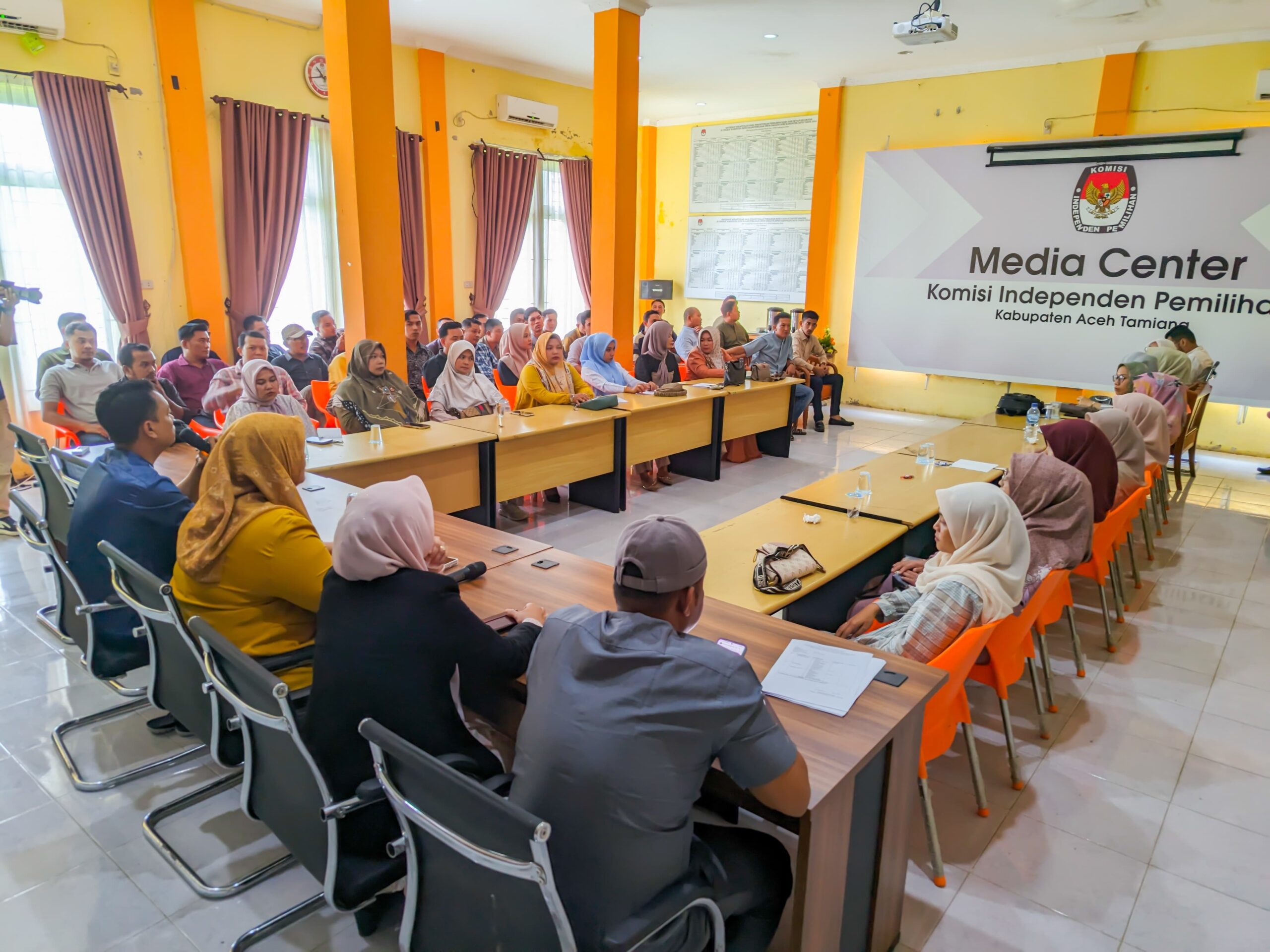 Para anggota PPK se-Kabupaten Aceh Tamiang saat mengikuti kegiatan konsolidasi bersama Komisioner KIP Aceh Tamiang,Jumat (24/5) di kantor KIP setempat.(Waspada/Yusri).