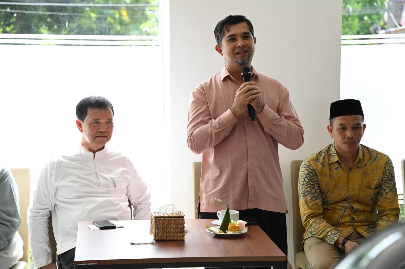 Kadiskopukmdag Aceh Besar Trizna Darma ST (tengah) memberi sambutan sekaligus Soft Opening Ilona Boutoque Hotel di Gampong Meunasah Manyang PA, Kecamatan Ingin Jaya, Aceh Besar, Jumat (24/5). (Waspada/Ist)