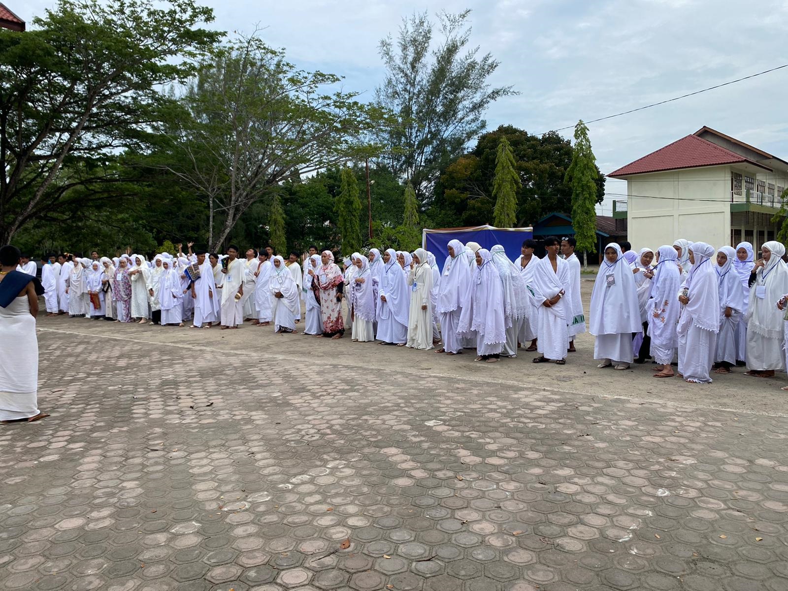 Para mahasiswa saat mengikuti kegiatan kuliah berbasis project Manasik Haji. (Waspada/Ibnu Sa'dan)