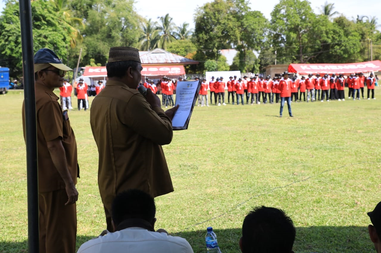 Penjabat Bupati Aceh Utara Dr Mahyuzar, MSi, mengukuhkan Pengurus Kampung Siaga Bencana (KSB) Kecamatan Banda Baro, Senin ( 27/5). Waspada/ist