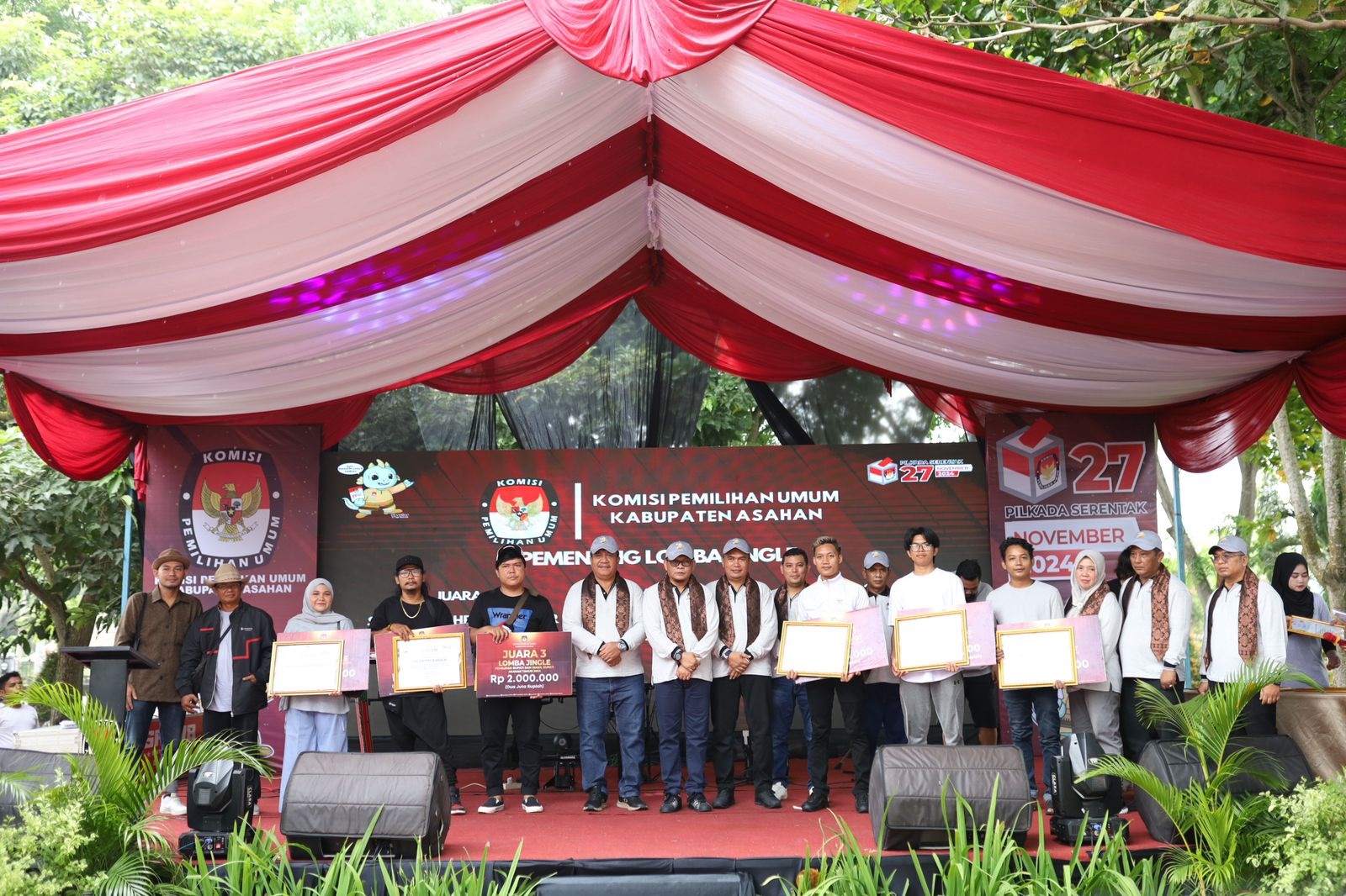 Wakil Bupati Asahan Taufik Zainal Abidin Siregar, bersama Divisi SDM KPU Sumut Robby Effendy, dan Komisioner KPU Asahan, foto bersama dengan para pemenang lomba Maskot Pilkada Asahan 2024. Waspada/Sapriadi