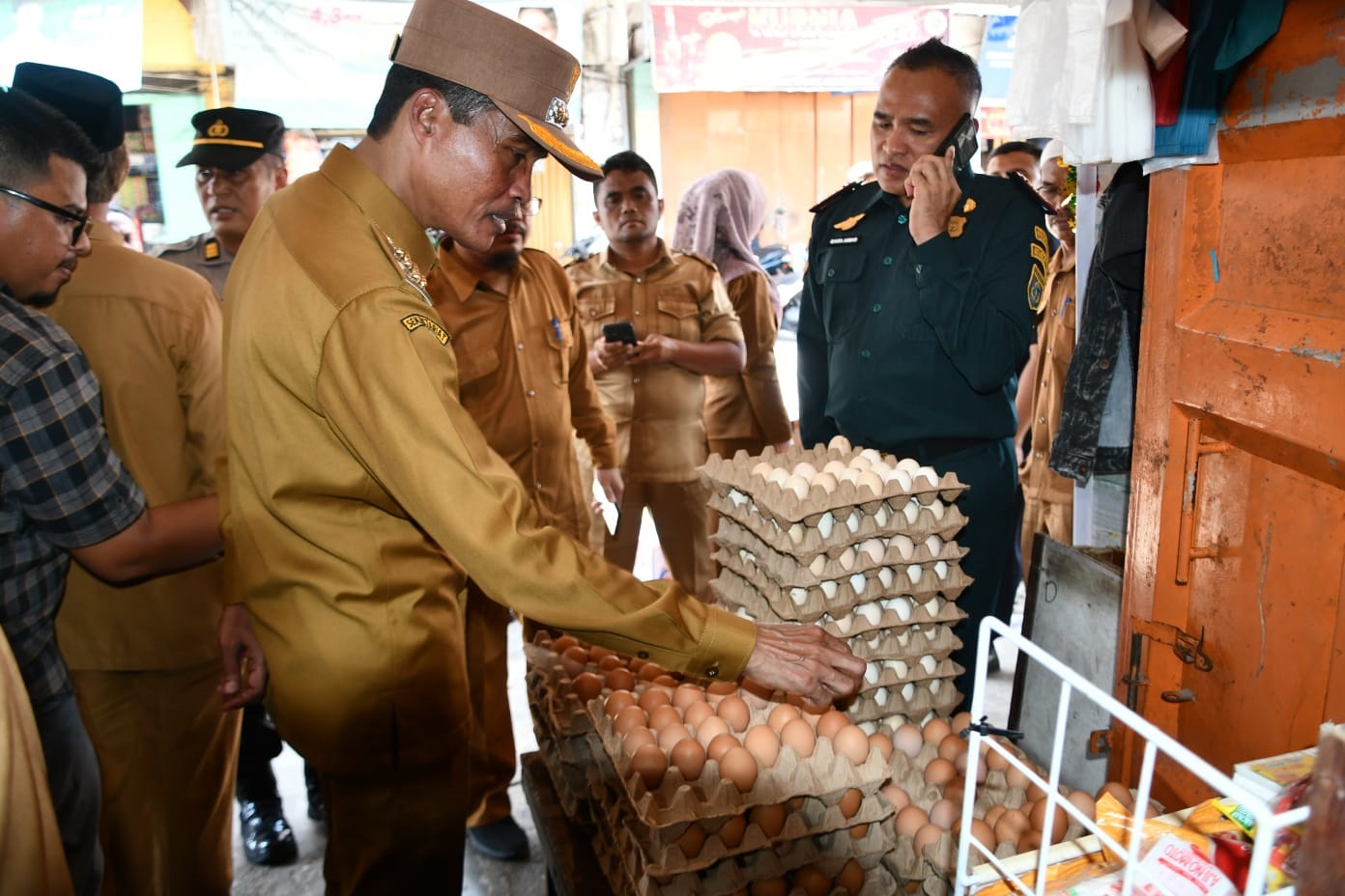 Pj Wali Kota Langsa, Syaridin saat memantau harga bahan pokok di pusat pasar Kota Langsa, untuk mengendalikan inflasi, Senin, (27/5). Waspada/Rapian